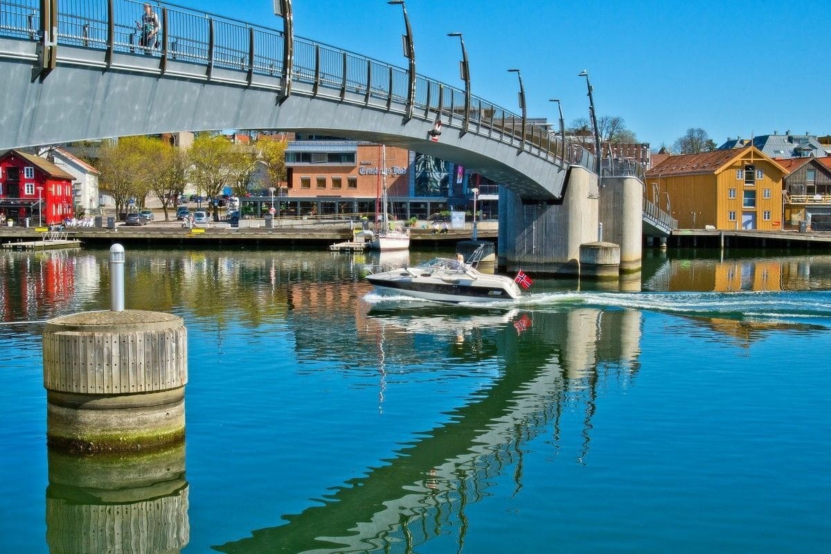 Et par hundre meter unna ligger gangbrua som tar deg over til Tønsberg Brygge og videre opp til sentrum Galleribilde