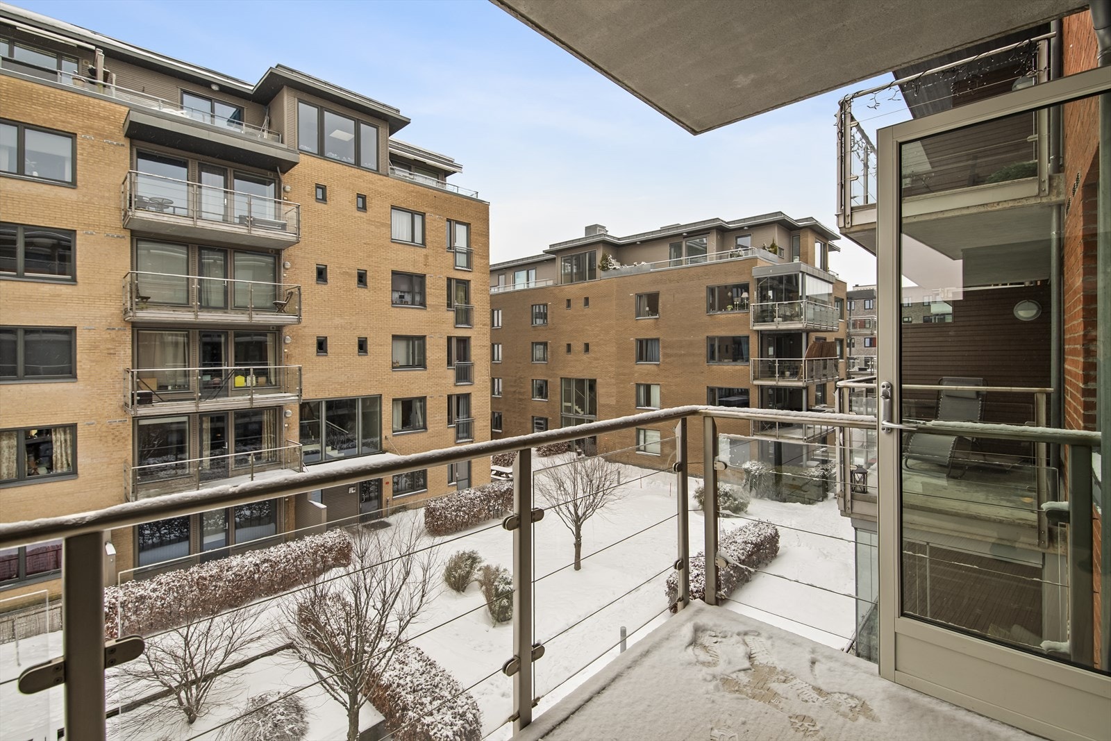 Balkongen er overbygget og rekkverk i glass Galleribilde