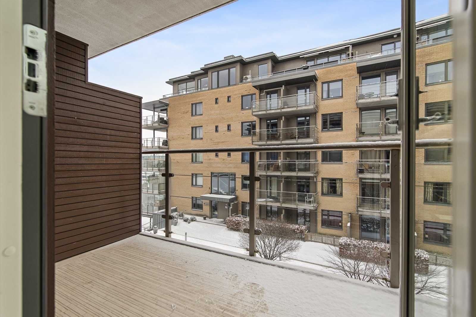 Utgang til en koselig balkong på 5 kvm. fra stuen Galleribilde