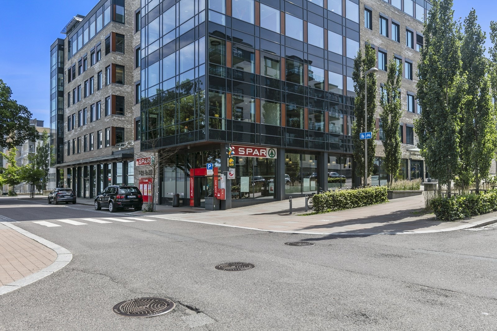 Dagligvareforretningen SPAR ligger et par hundre meter unna Galleribilde