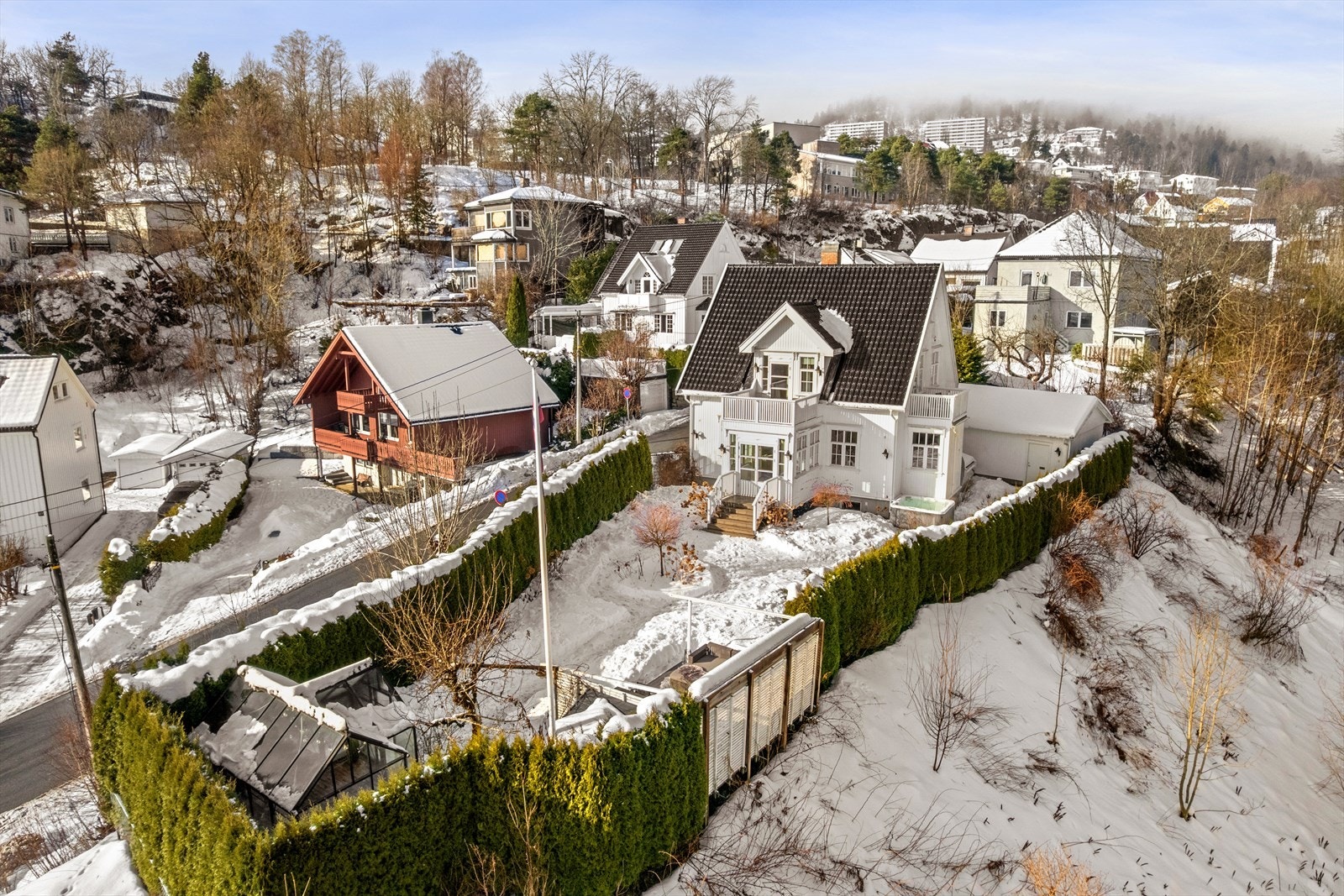 Uteområdene er omkranset med hekk som gir trygge omgivelser for både barn og husdyr Galleribilde