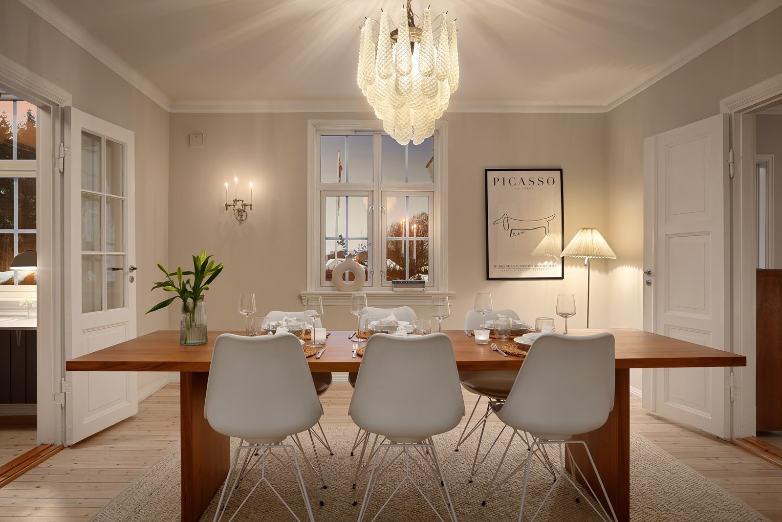 Her er det god plass til langbord med tilhørende møblement Galleribilde