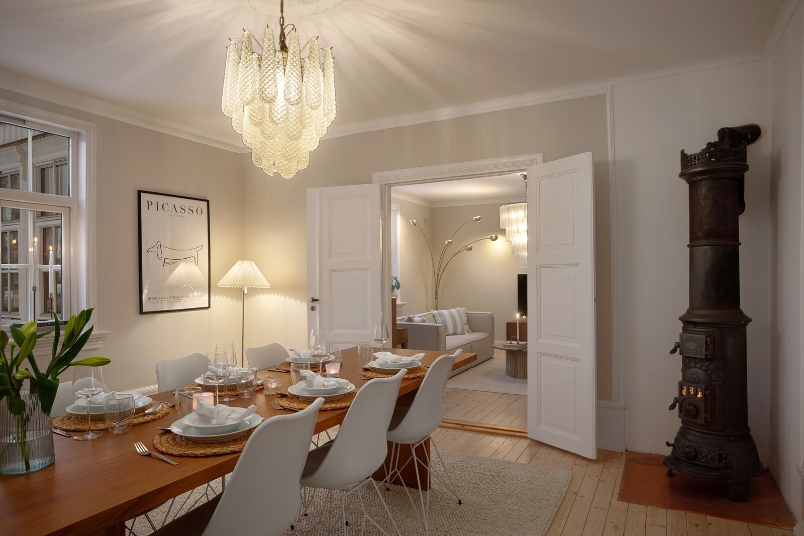 Via tofløyede tredører kommer du videre inn til spisestuen Galleribilde