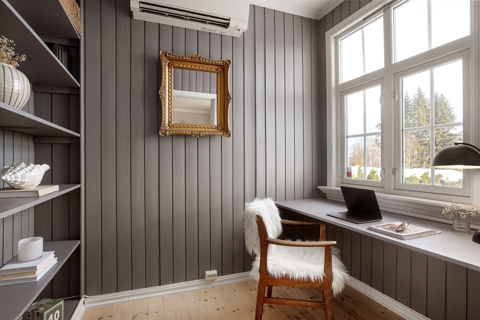 Bibliotek/kontor med plassbygd skrivebord og hyller Galleribilde