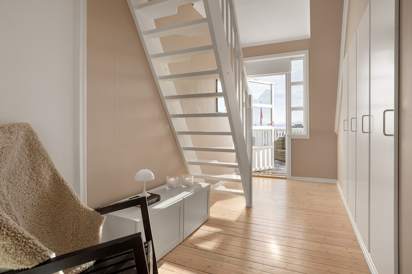 Integrerte garderobeskap med god plass til lagring Galleribilde