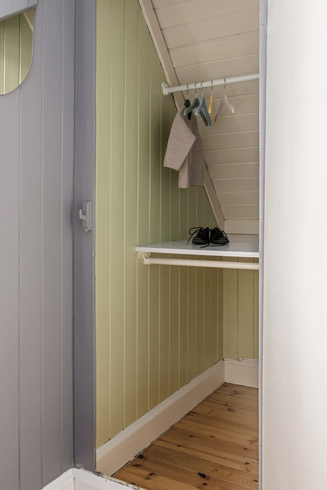 Kleskott på lite barnerom Galleribilde