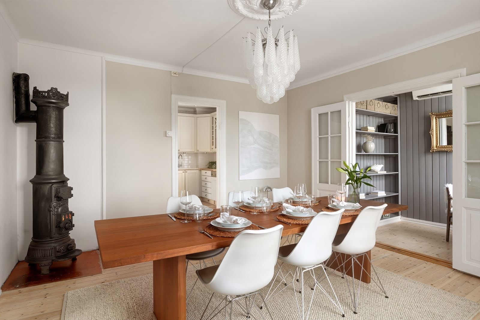 Spisestuen er i praktisk tilknytning til kjøkkenet Galleribilde