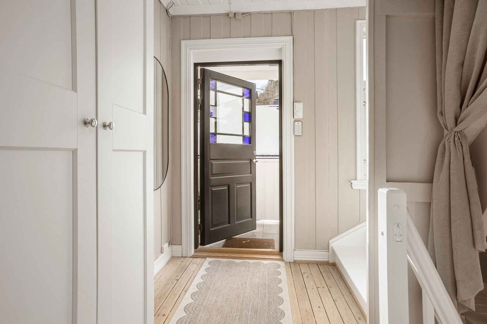 Lys og flott entré Galleribilde