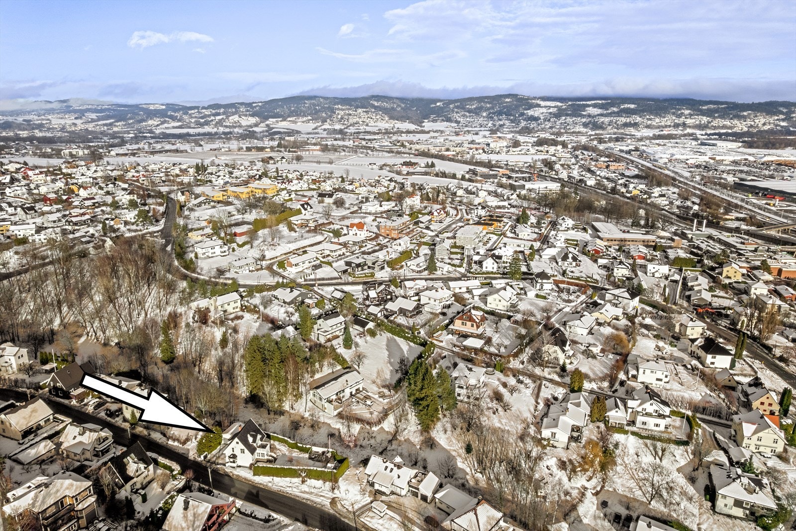 Drammen sentrum ligger bare en 5 minutters kjøretur fra boligen, og byr på et bredt utvalg av servicetilbud, butikker, caféer og restauranter Galleribilde