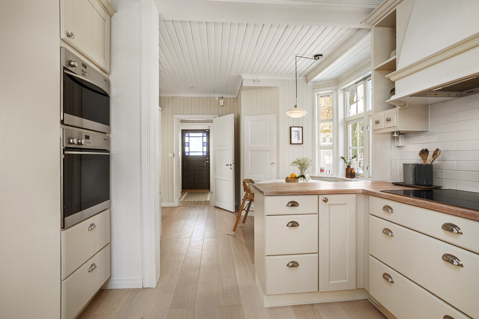 I tilknytning til kjøkkenet er det plass for hyggelig frokostbord Galleribilde