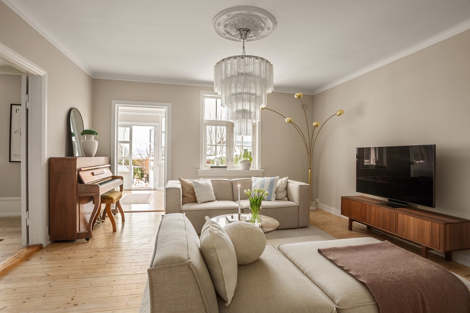 Stuen har lyse fargetoner, stukkatur og lekkert tregulv Galleribilde