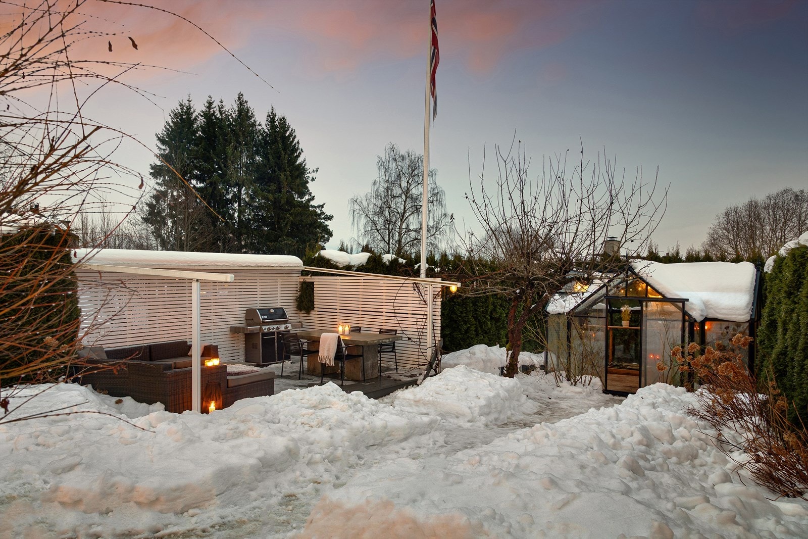 Boligen har usjenerte uteområder som er pent opparbeidet - Markterrasse med elektrisk markise Galleribilde