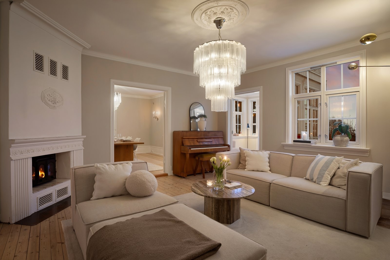 Boligen har flotte, klassiske detaljer som bredt listverk, god takhøyde, stukkatur og tregulv Galleribilde