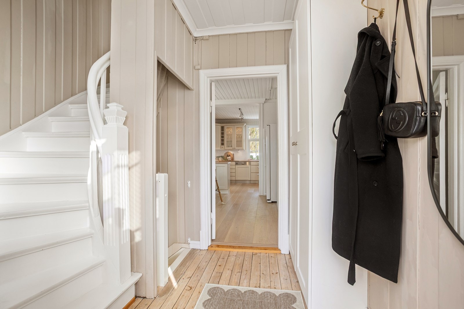 Garderobeskap med plass til oppbevaring av yttertøy Galleribilde