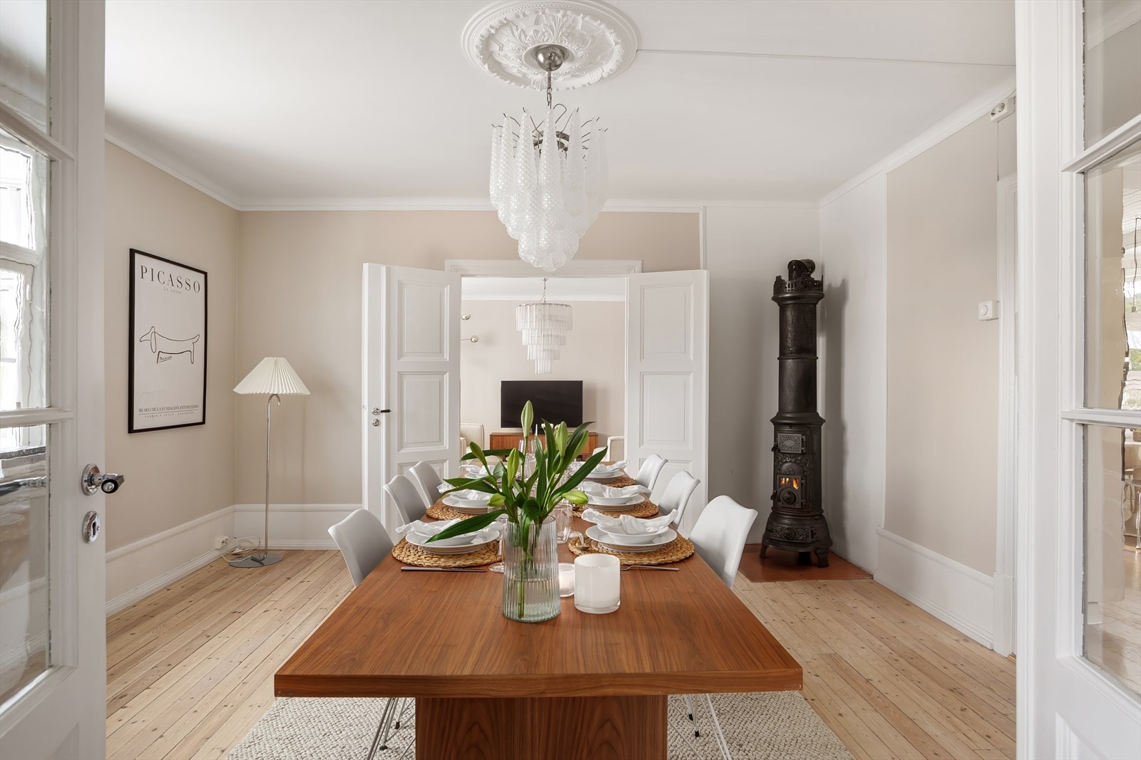 Spisestuen har også de lekre, klassiske detaljene og flott vedovn Galleribilde