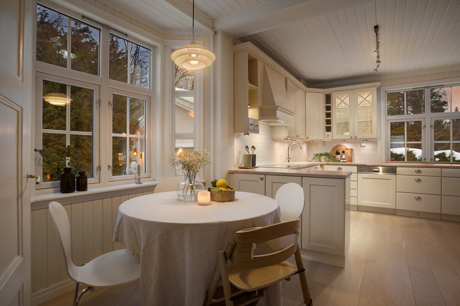 Boligen har en innholdsrikt kjøkken fra Sivesind Galleribilde