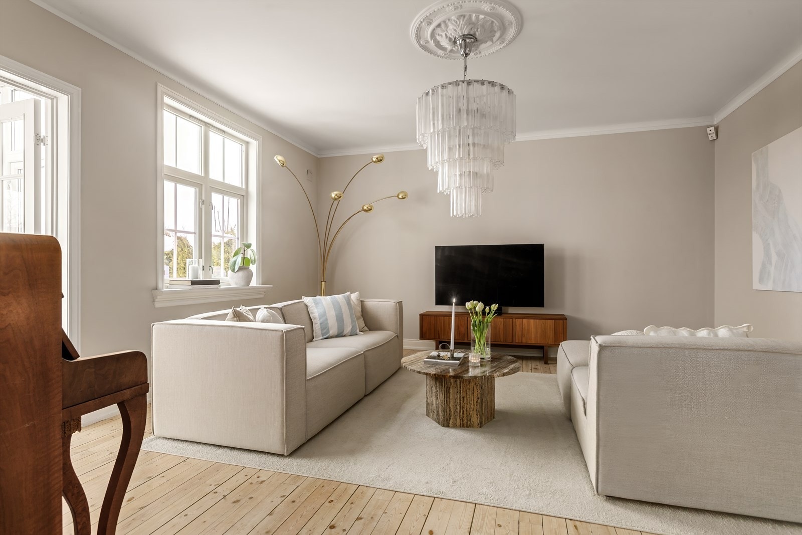 Stuen har gode møbleringsmuligheter Galleribilde