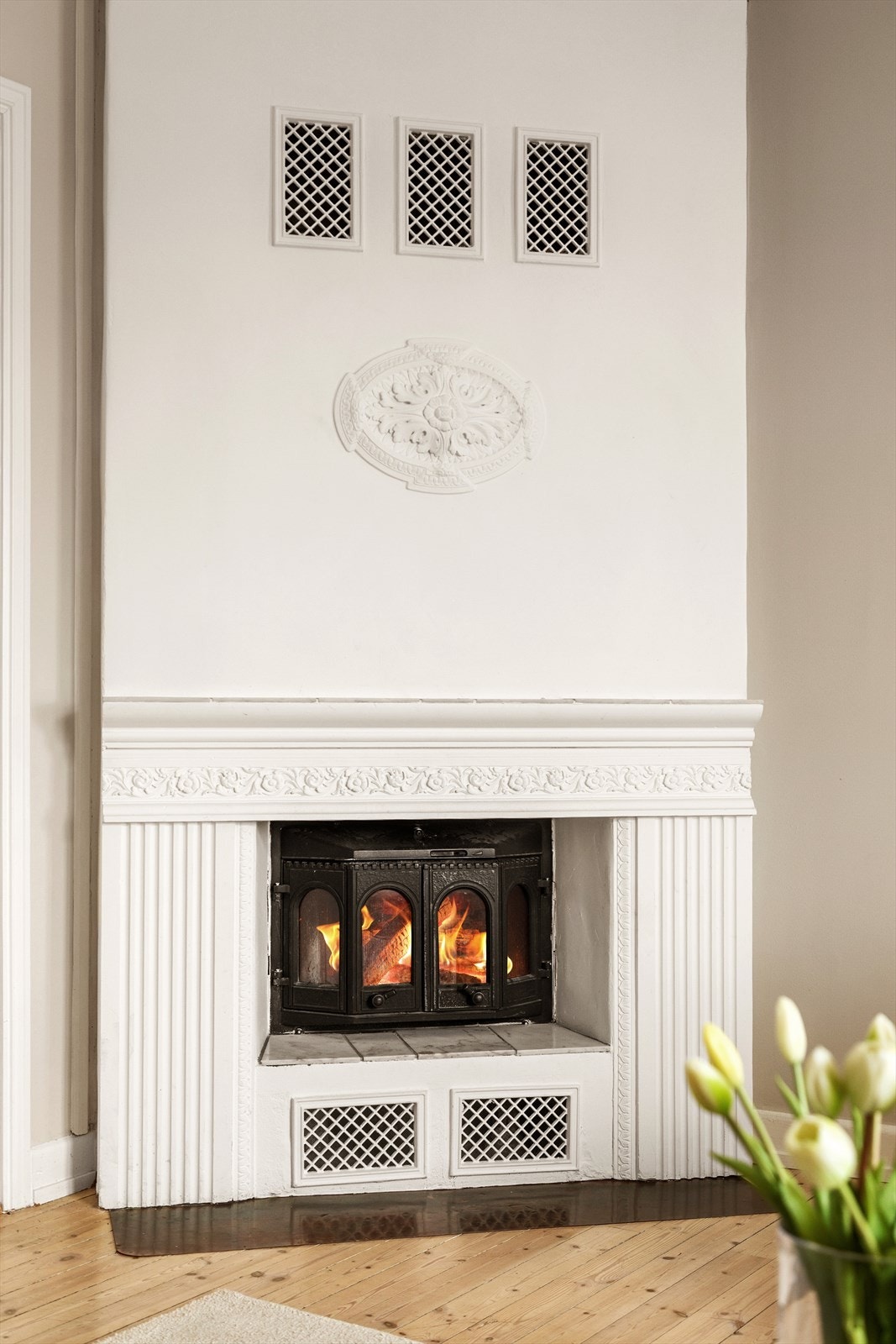 Lekker innmurt peis som bidrar til en lun atmosfære i oppholdsrommet Galleribilde