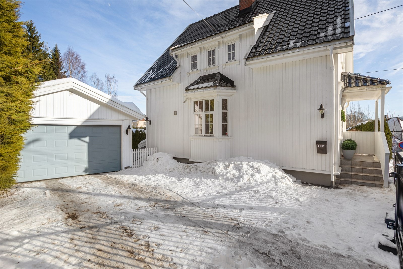 Romslig gårdsplass med dobbel garasje Galleribilde