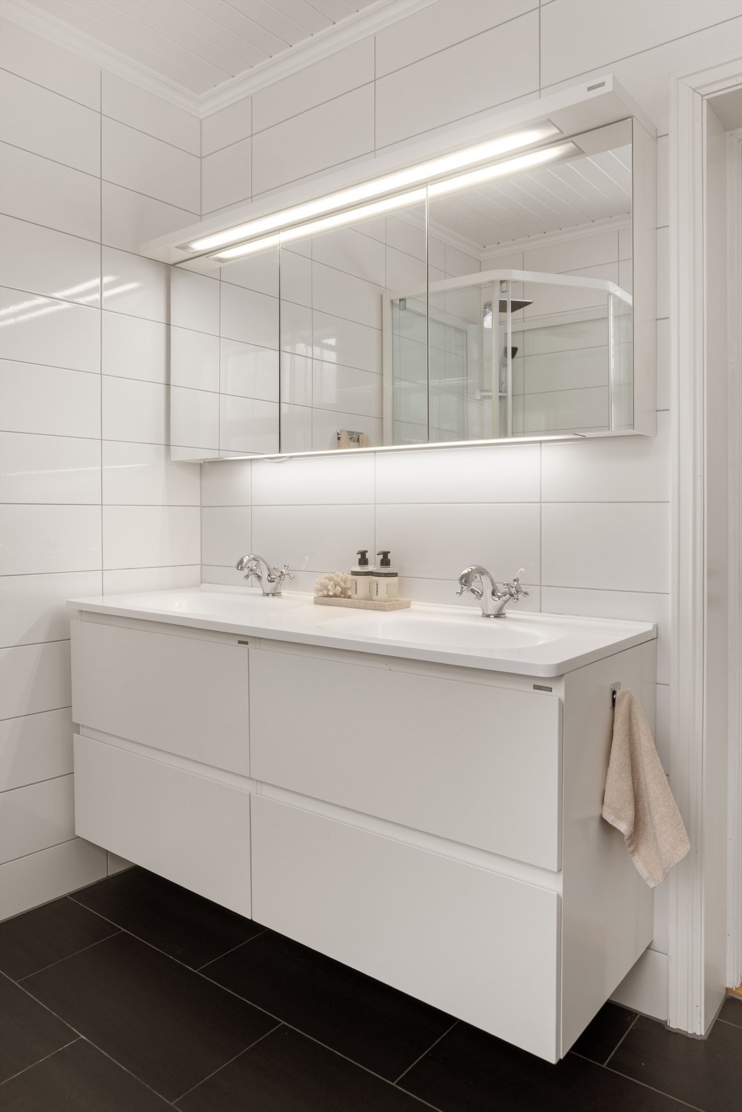 Dobbel servant med underskap Galleribilde