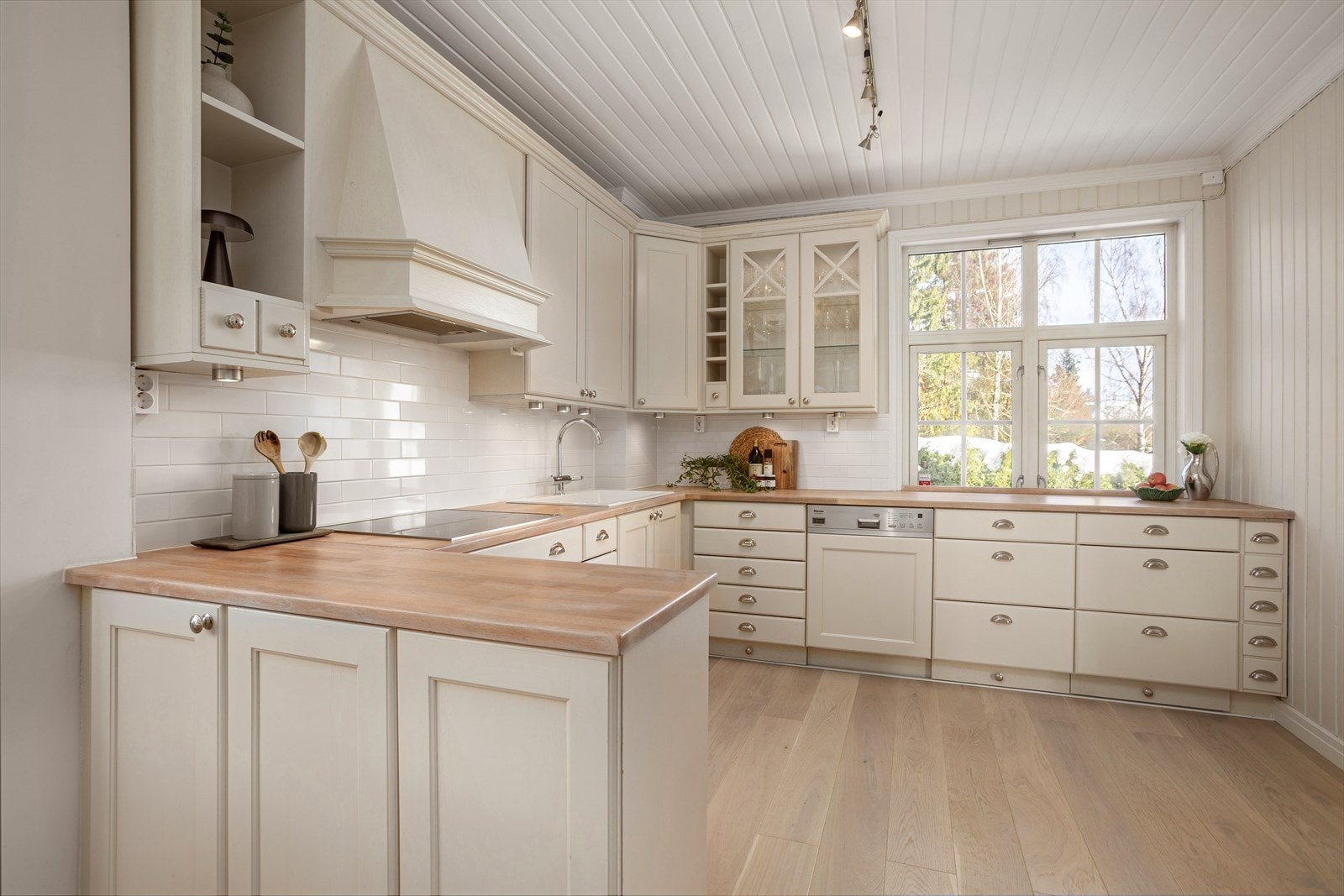 Kjøkkenet er utstyrt med integrert utstyr som stekeovn, dampovn, platetopp, oppvaskmaskin og frittstående kjøl/fryseskap Galleribilde