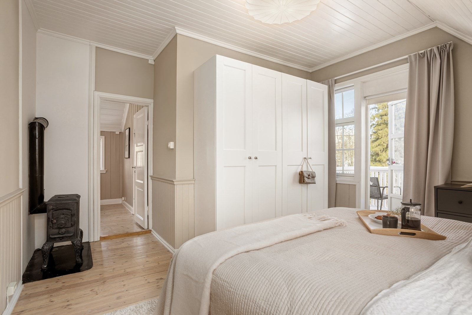 Soverommet har god plass til dobbeltseng, nattbord og garderobeskap Galleribilde