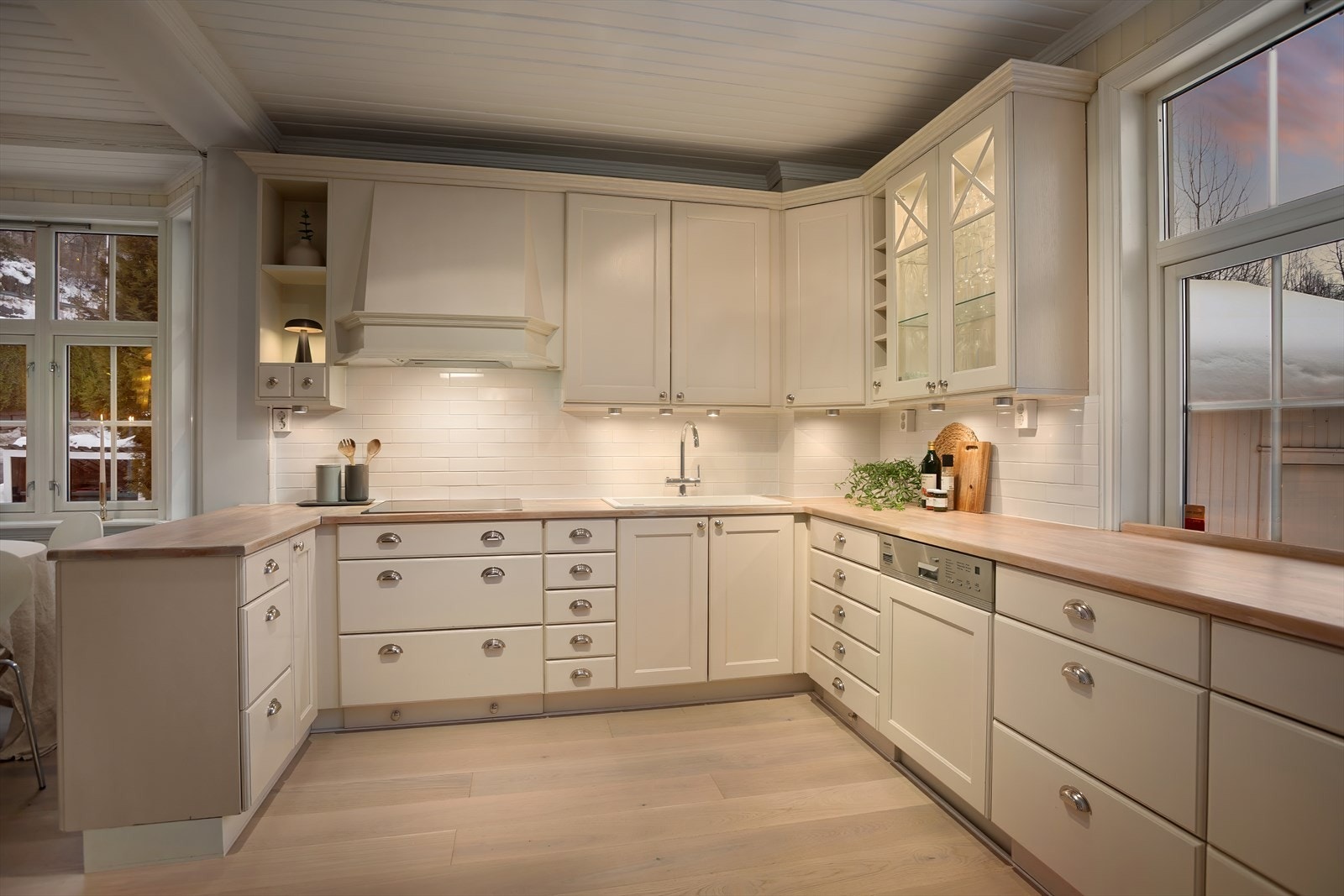 Kjøkkenet er oppgradert i 2023 med fliser på vegg over benkeplate, ny porselensvask og kran, og slipt benkeplaten Galleribilde