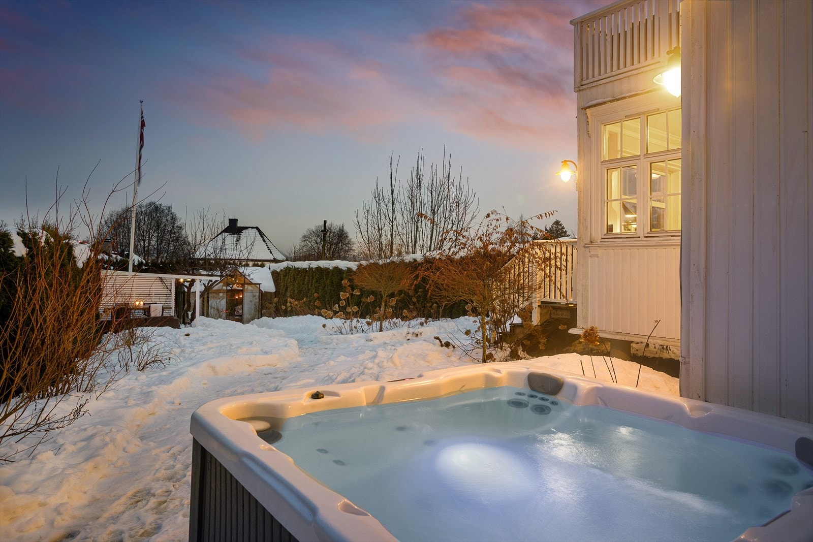 Jacuzzi, markterrasse og drivhus kan nytes i skjermede omgivelser Galleribilde