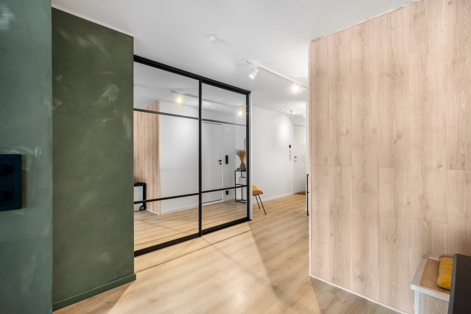 Boligen er utstyrt med en praktisk skyvedørsgarderobe som gir god oppbevaringsplass og bidrar til en ryddig og funksjonell entré. Galleribilde