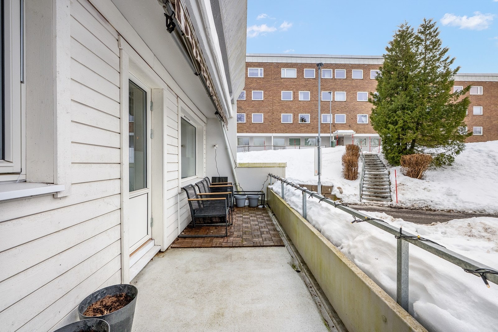 Fra stuen er det utgang til solrik balkong med utsikt utover nabolaget og fellesområdene. Galleribilde