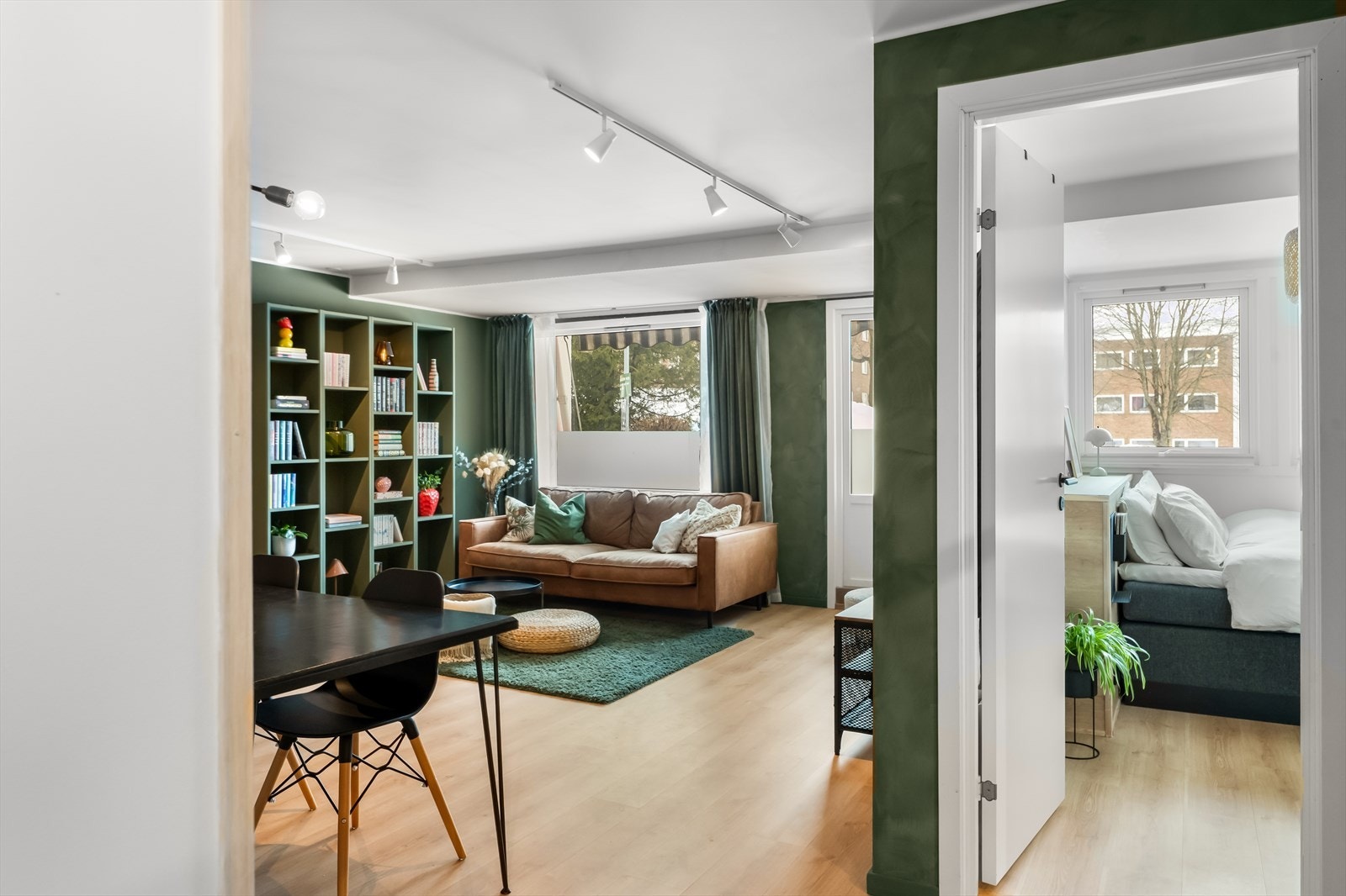 Leiligheten har et soverom av god størrelse malt i moderne og lune fargevalg. Galleribilde