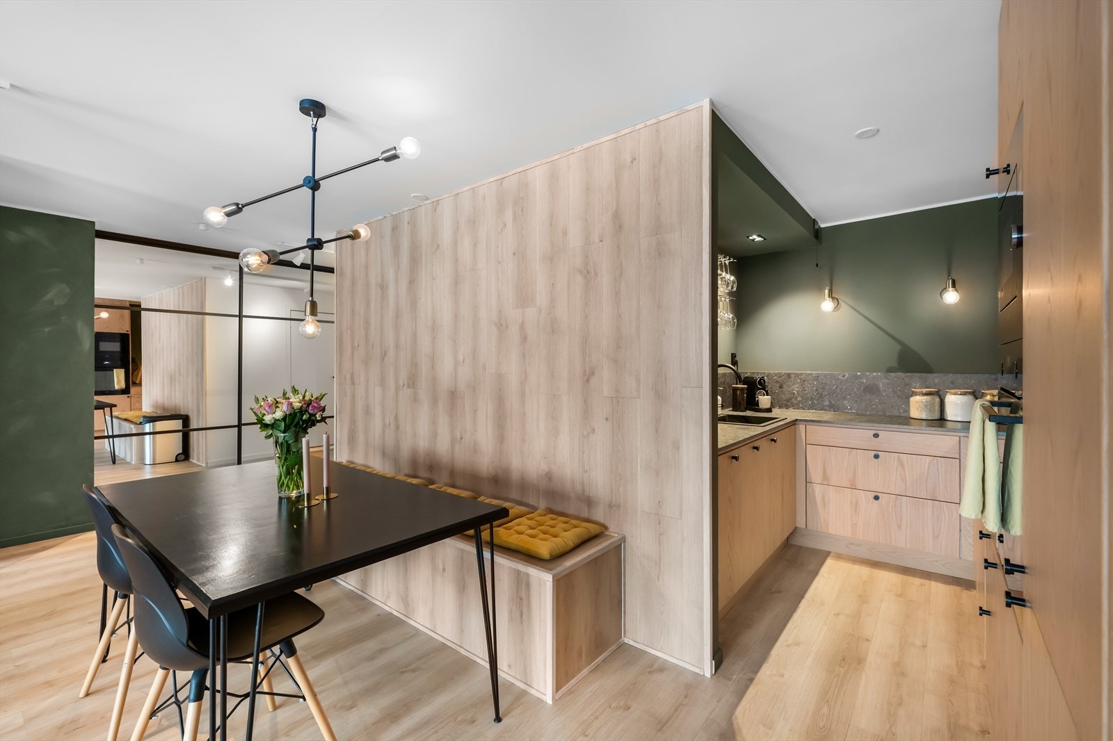 Det er god plass til å møblere etter eget ønske med sofa og tilhørende møblement. Galleribilde