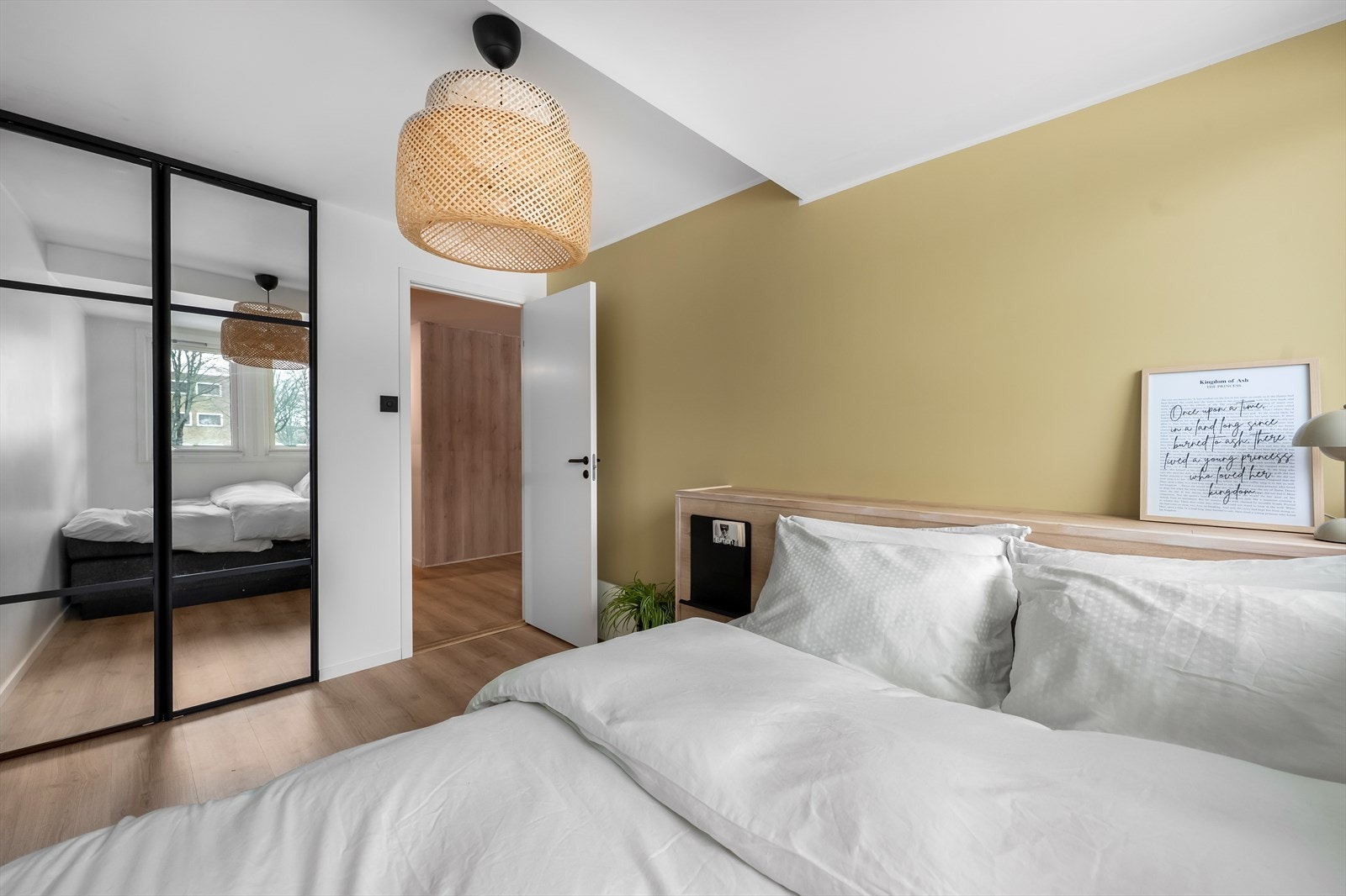 Soverommet er utstyrt med en praktisk skyvedørsgarderobe som har god oppbevaringsplass. Galleribilde