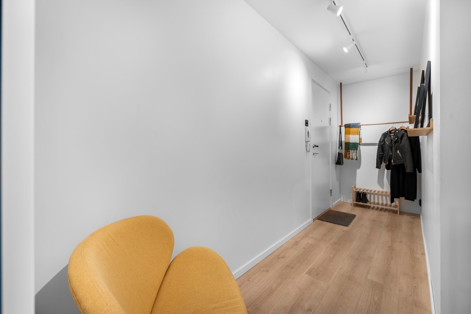 Her ønskes du velkommen inn i lys entré med plass til å henge fra deg ytterklær. Galleribilde