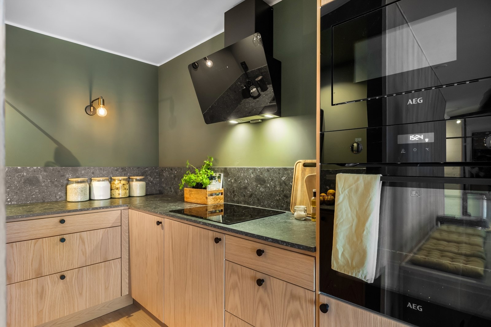 Det er kullfilter over platetopp og kjøkkenet er utstyrt med kjøleskap, fryser, oppvaskmaskin, platetopp, ovn og micro. Galleribilde