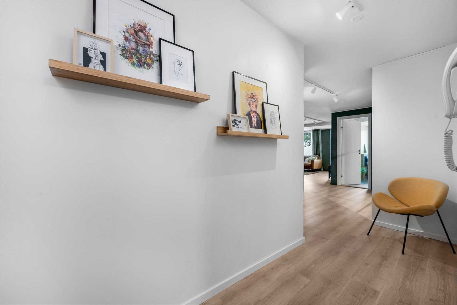 En trivelig entré som gir et godt førsteinntrykk av boligen. Galleribilde