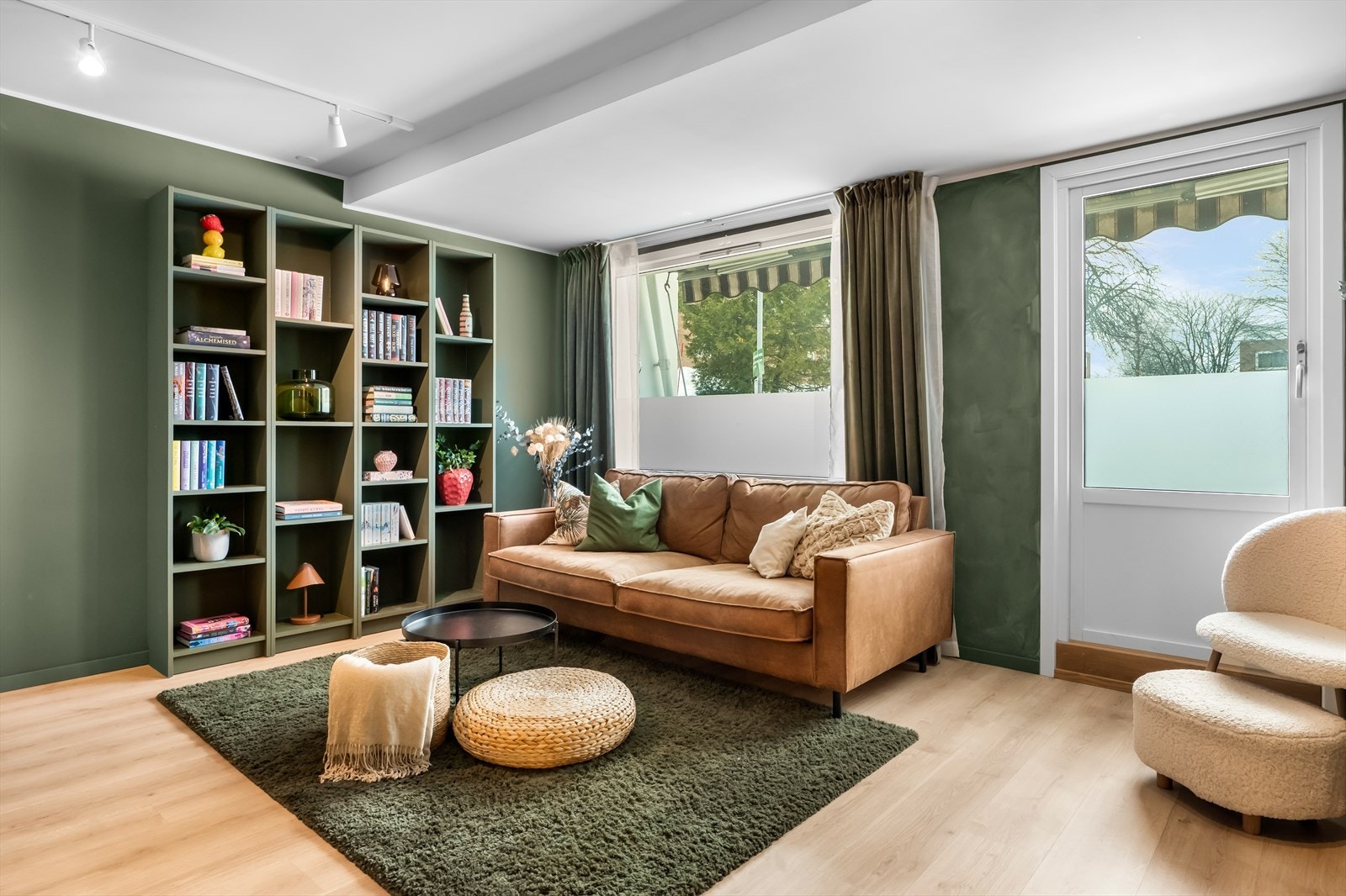 I stuen er det store vindusflater som gir rikelig med dagslys og det er utgang til balkong. Galleribilde