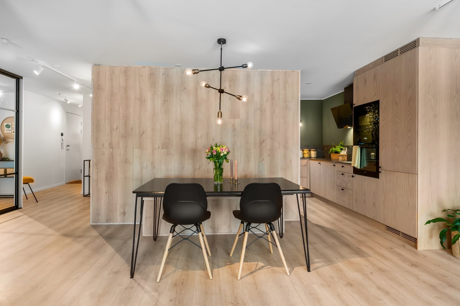 Leiligheten fremstår delikat med moderne og stilfull innredning. Galleribilde