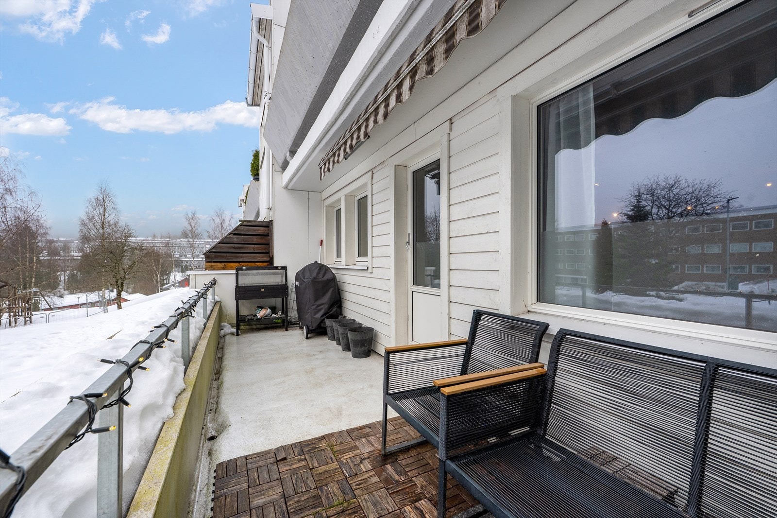 Fra balkongen er det hyggelig utsikt over fellesområdene som er opparbeidet med grøntområder, lekeplasser og internveier. Galleribilde