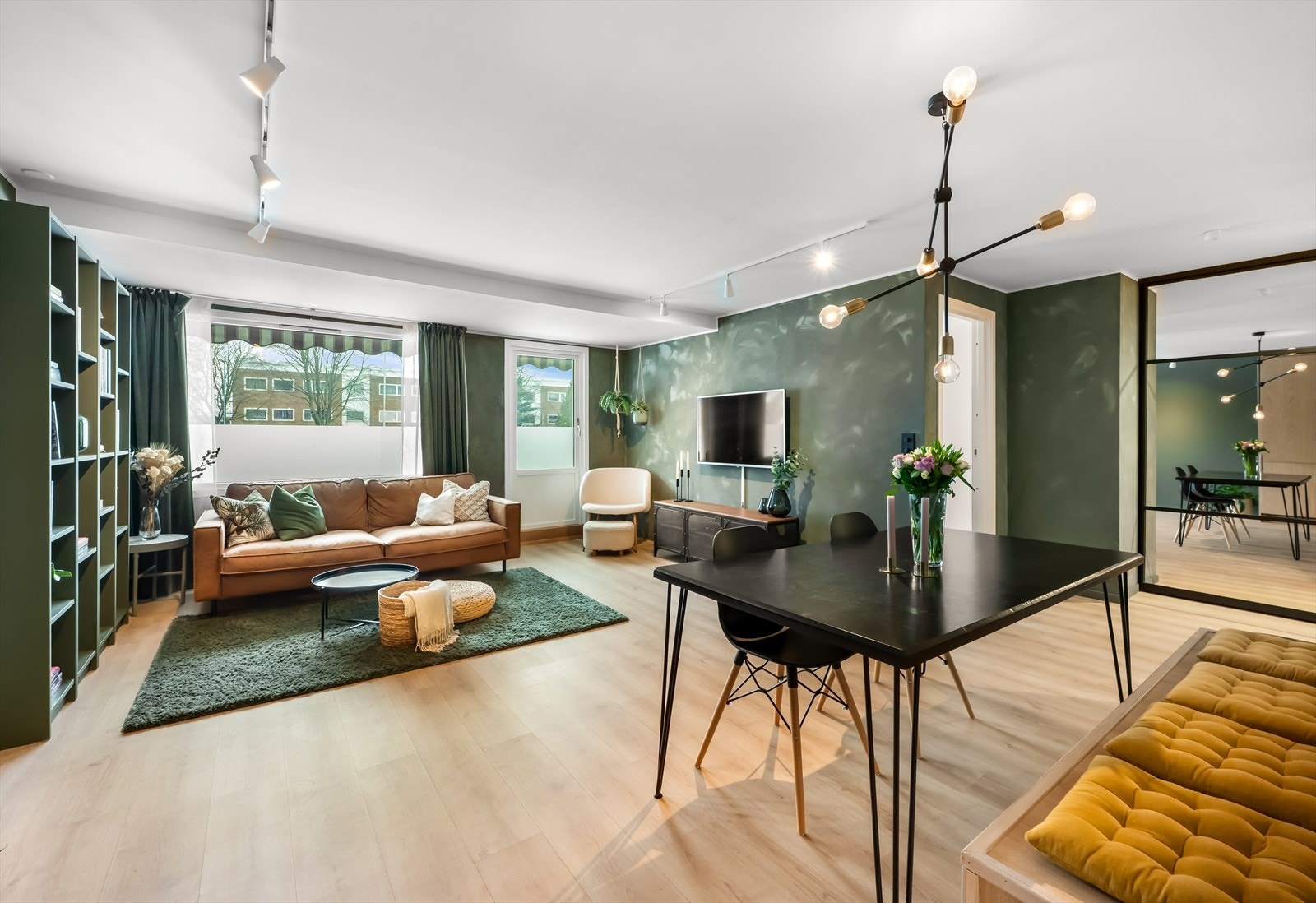 Stuen og kjøkkenet ligger i delvis åpen løsning, noe som gjør rommet mer sosialt ved besøk. Galleribilde