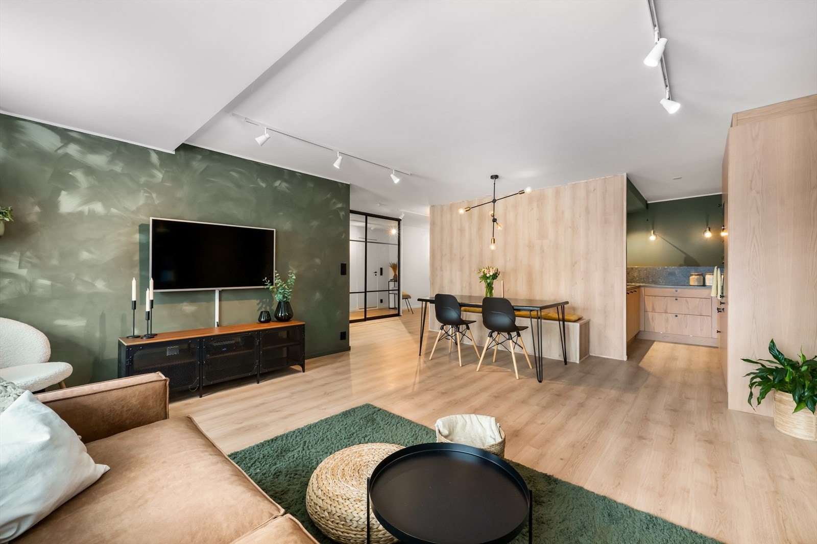 Stuen er romslig med god plass til spisestue og sofagruppe. Det er en praktisk og åpen stue/ kjøkkenløsning. Galleribilde