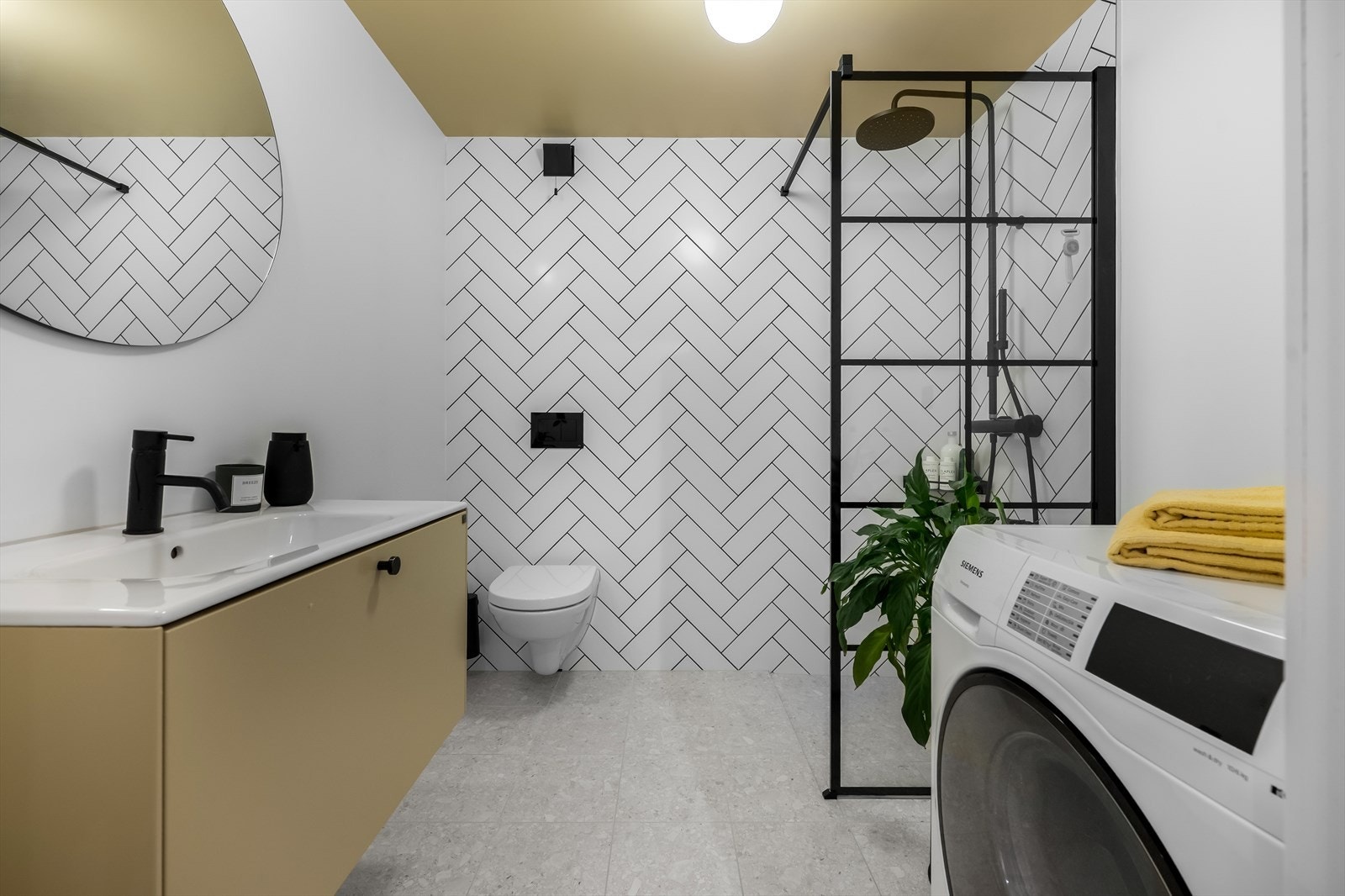 Baderommet er fra 2019 og fremstår moderne, med gjennomgående delikate materialvalg og en tidsriktig innredning. Galleribilde