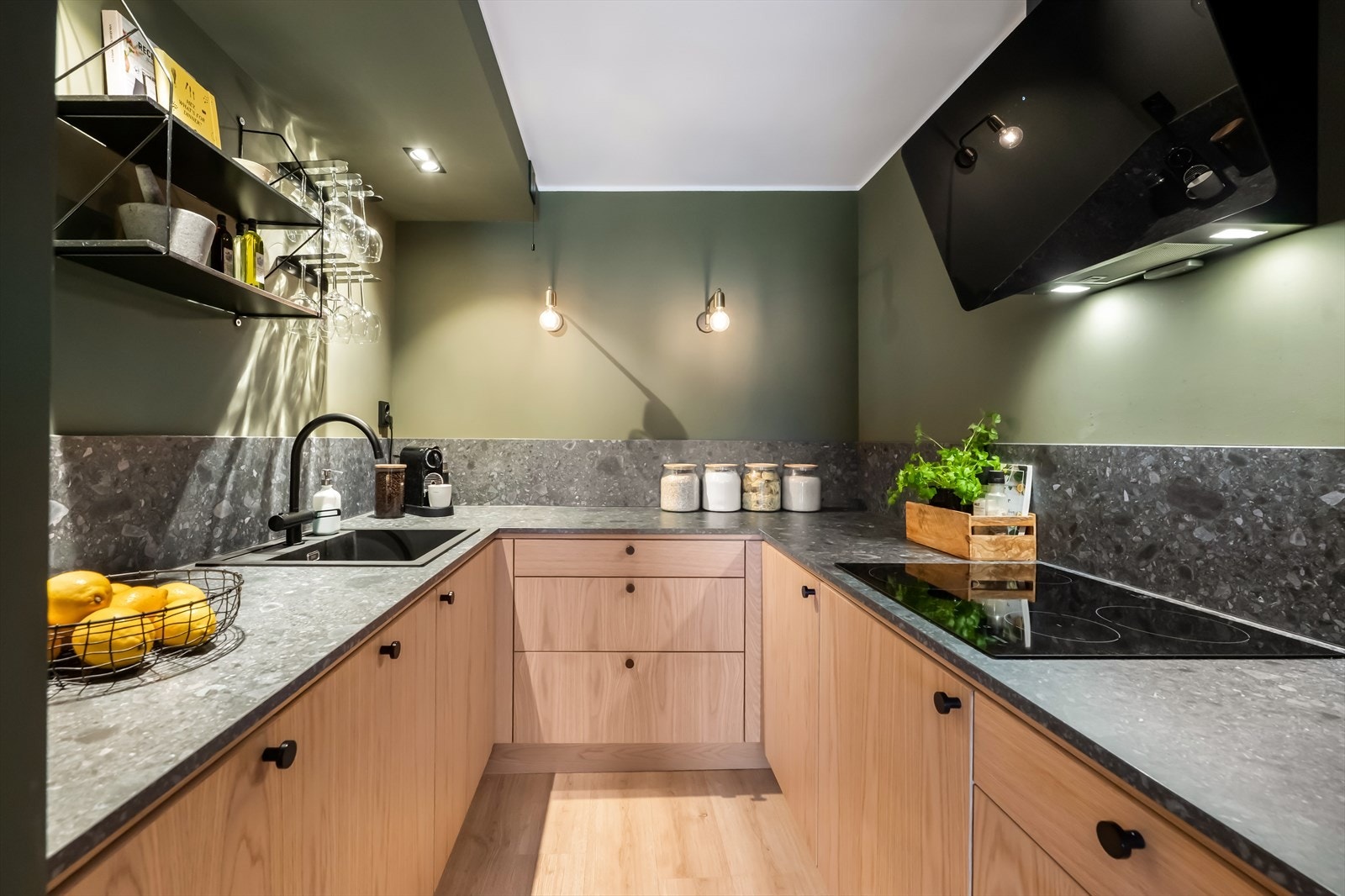 Kjøkkenet er innredet i en praktisk form med god benkeplass- og oppbevaring. Galleribilde