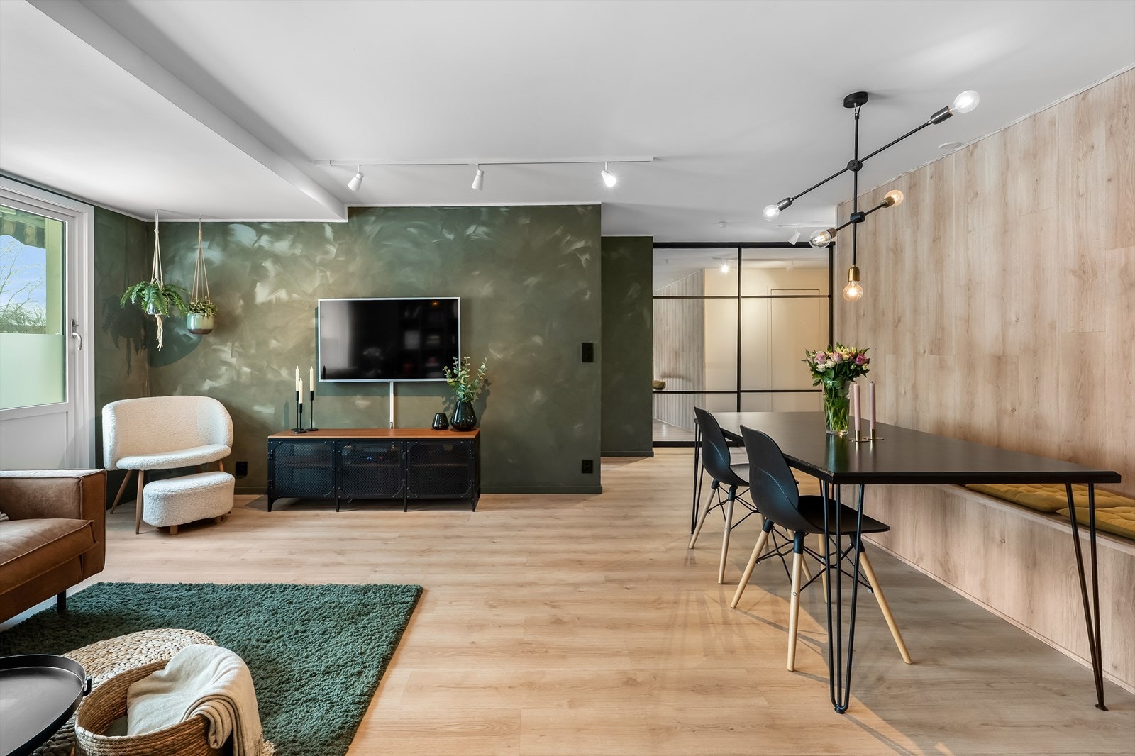 Her er det god plass til og samle familie og venner til hyggelige lag. Galleribilde