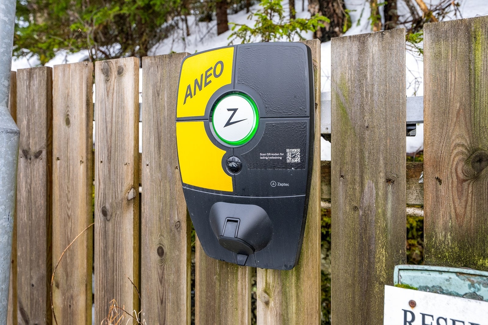 Det er her montert lader til elbil. Abonnement for lading tegnes av kjøper med Aneo. Galleribilde