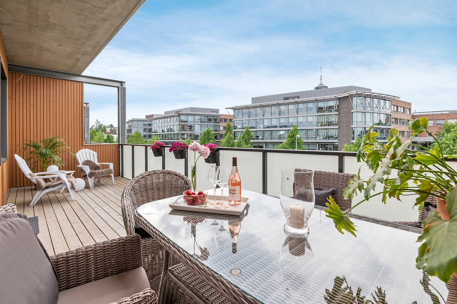 Velkommen til Olav Magnussons veg 4 - en tiltalende 3-romsleilighet i toppetasje beliggende på Valentinlyst. Galleribilde