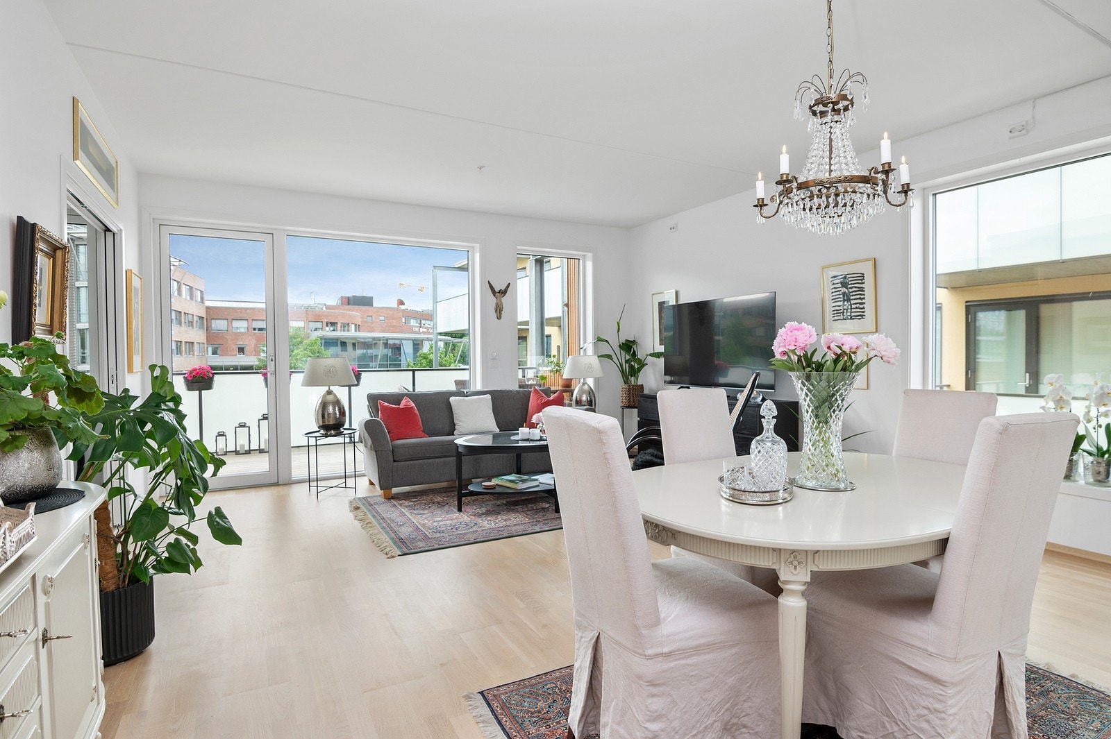 Leilighetens endebeliggenhet sørger for rikelig med naturlig lysinnslipp. Balansert ventilasjon og fjernvarme sørger for et behagelig inneklima. Galleribilde