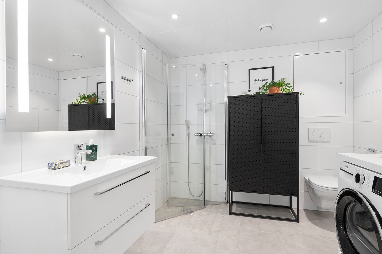 Leiligheten innehar 2 bad. Det største baderommet er på hele 6,5m². Galleribilde