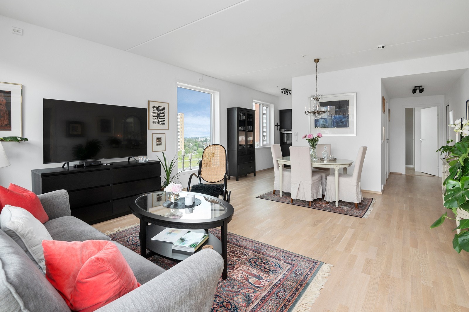 Her får du en svært god planløsning med en åpen stue- og kjøkkenløsning på romslige 35m². Galleribilde