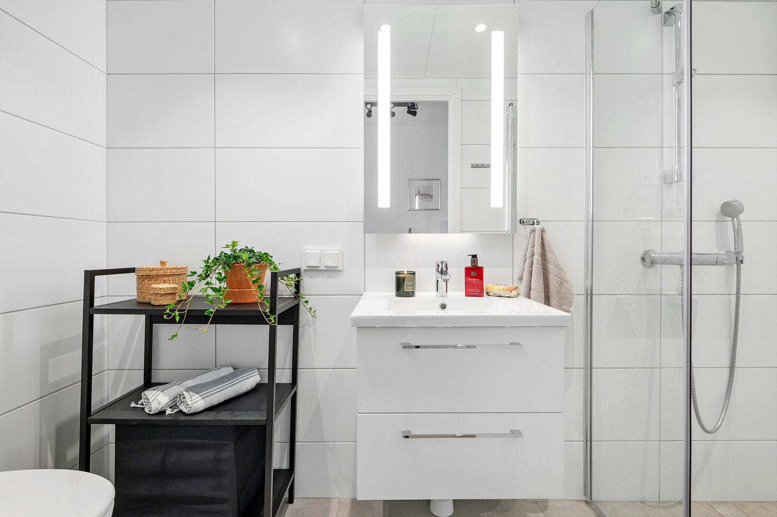 Det andre badet er på 3m², og innhar både vegghengt toalett, dusj med innfellbare dører og baderomsinnredning med skuffer. Galleribilde